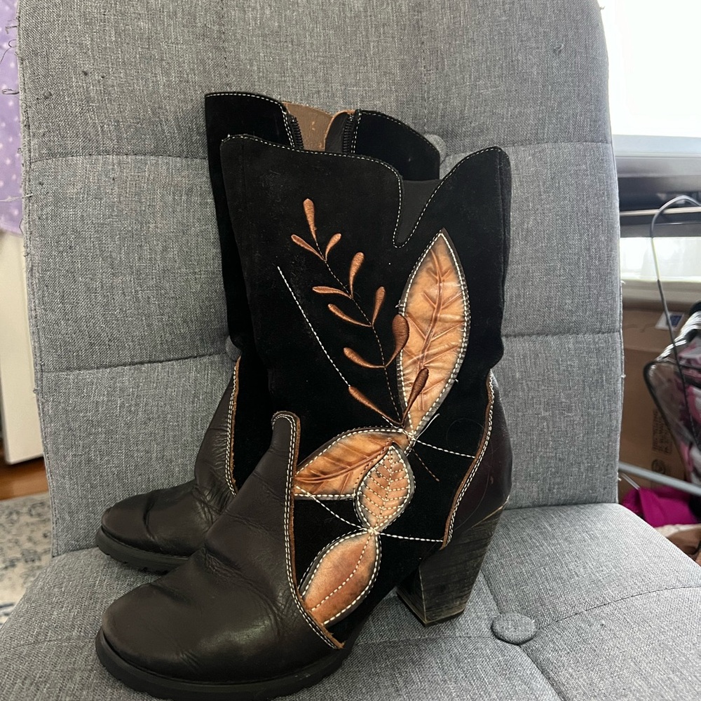 Embroidered Black and Brown Western Boots - Picture 4 of 8